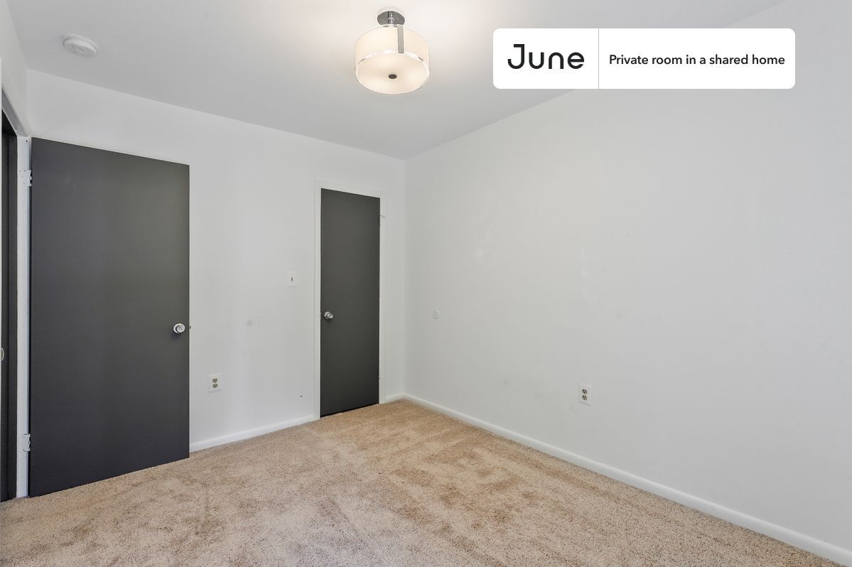 Building Photo - Room in Shared 5 bed/2 bath home