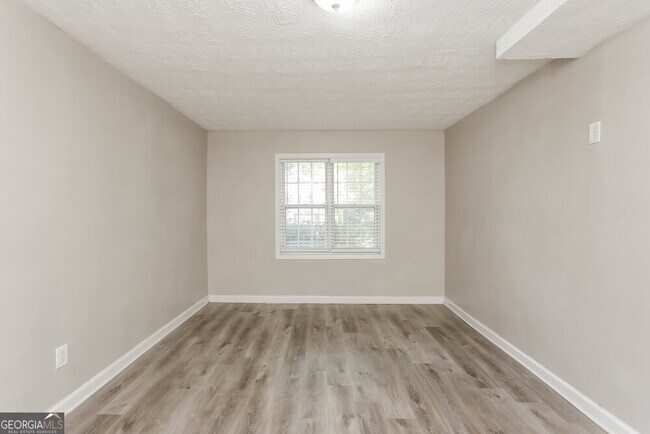 Building Photo - 4818 Clove Dr SW