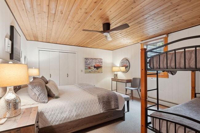 Building Photo - 1 bedroom, 1 bath condo on Whitefish Lake