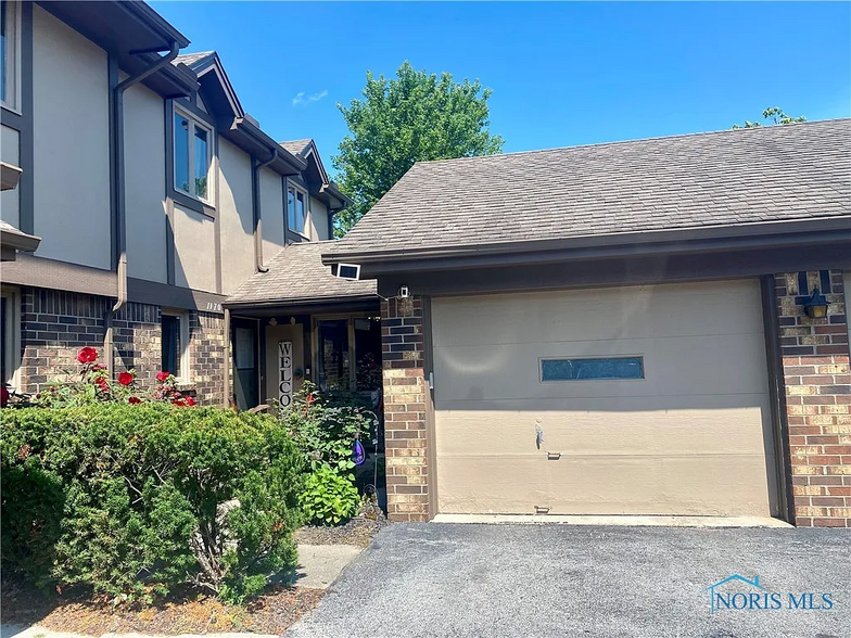 Front Entry/ 1 Car Garage - 1170 Bernath Pky