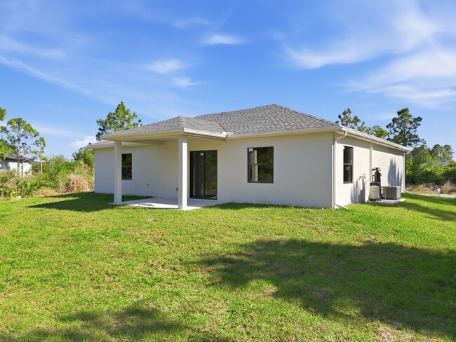 Building Photo - 825 Carbon St E