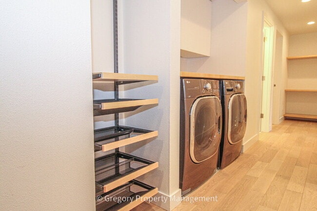 Building Photo - 604 9th Ave