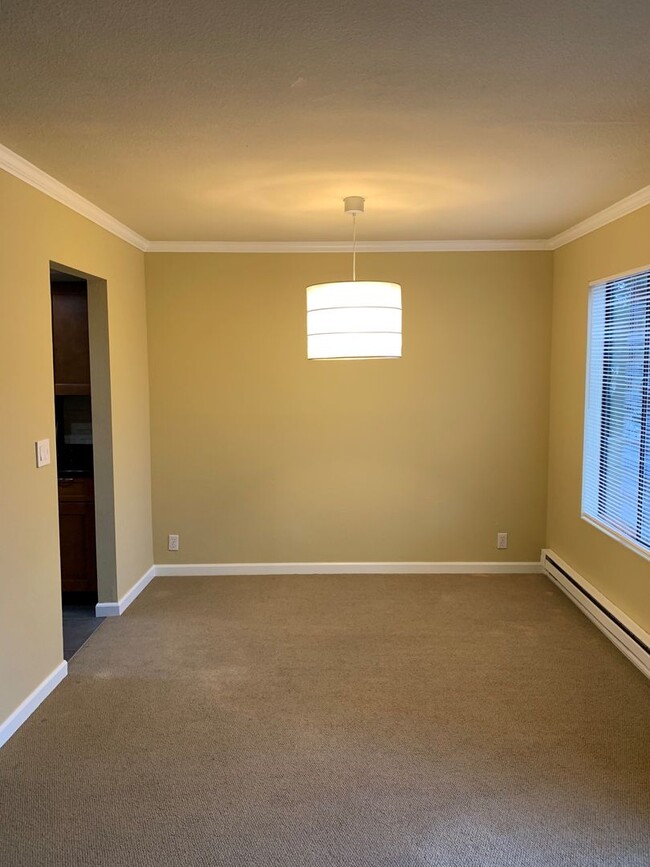 Building Photo - Spacious 1 Bedroom Near Kirkland Waterfront!