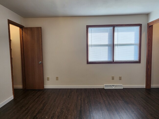 Building Photo - "3-Bed Townhouse with 1.5 Baths in Appleton!