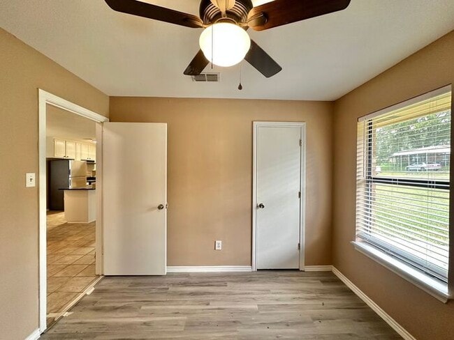 Building Photo - Available Now! Newly Updated 3/2 in Flint!