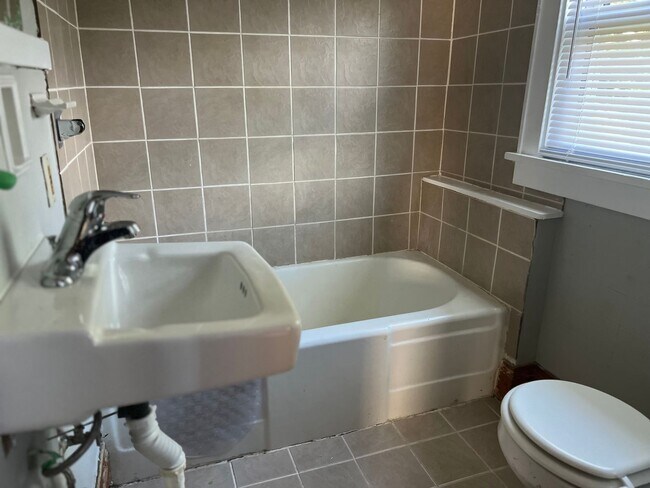 Building Photo - 3 bedroom 2 bath house