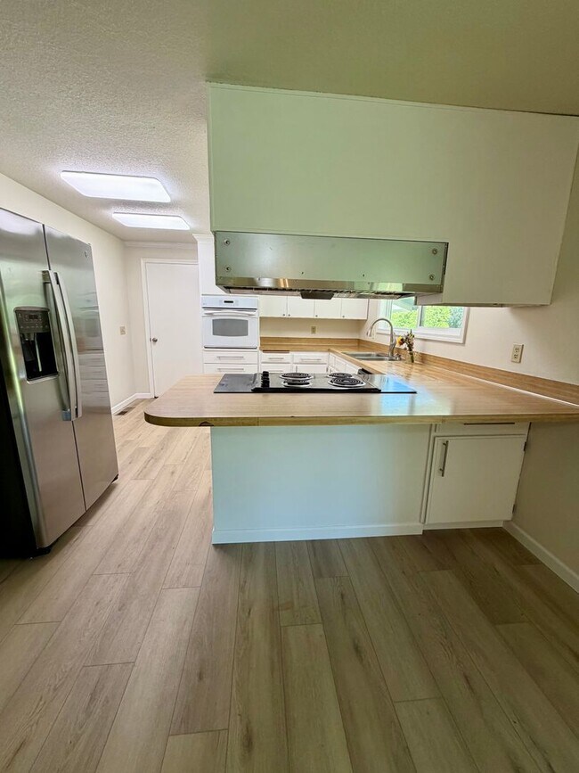 Building Photo - Newly Renovated Riverfront 3BR House - Available 8/1/2026