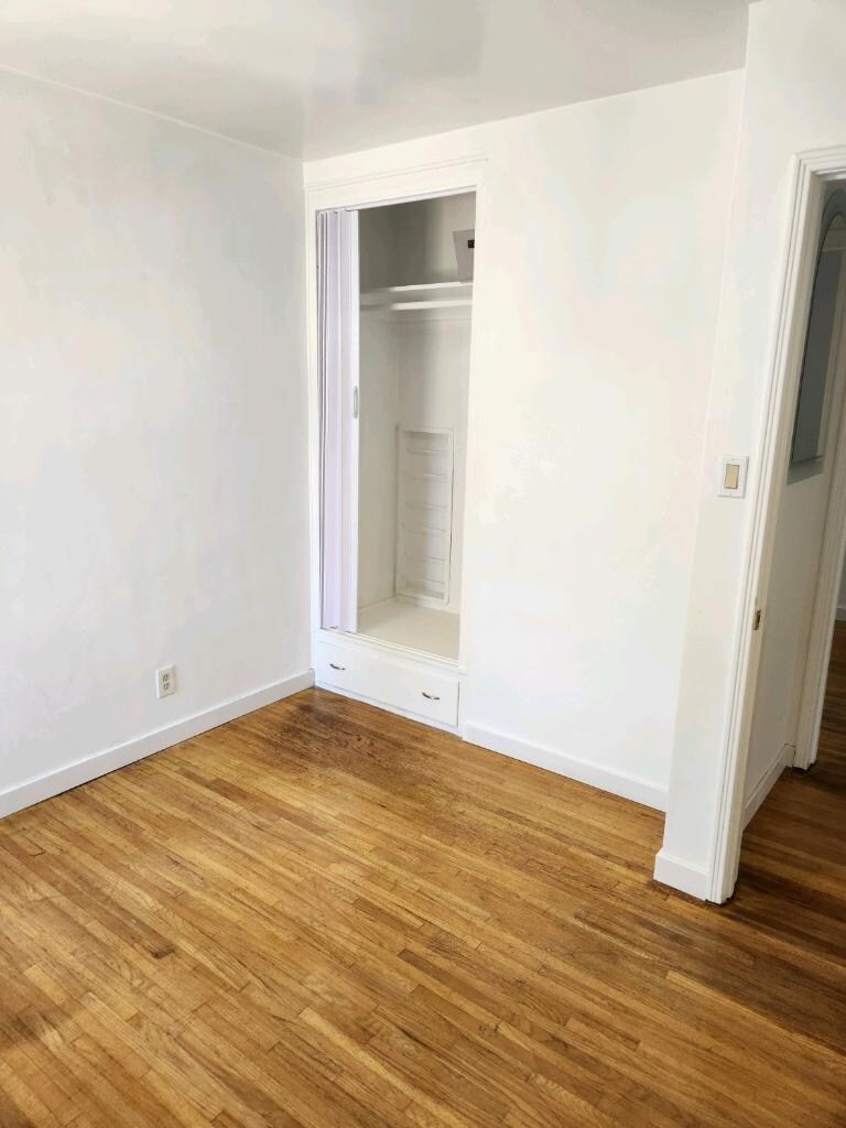 Building Photo - 1147 W 11th St