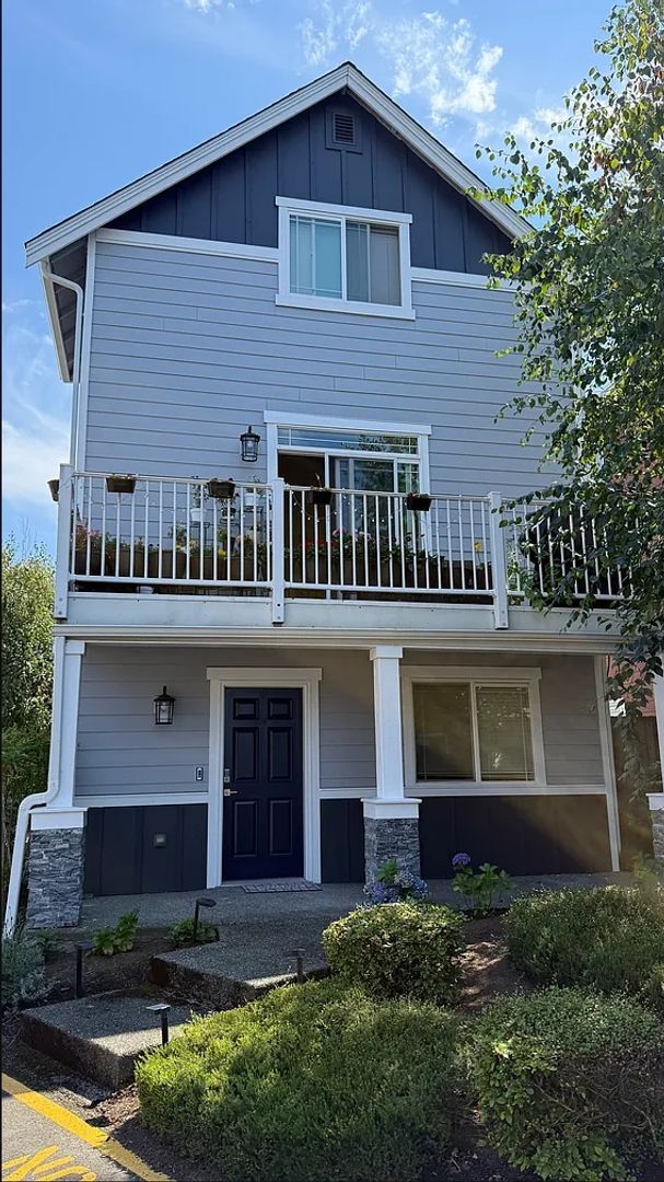 Building Photo - Spacious 3 Bedroom, 3 Bath End-Unit Condo ...