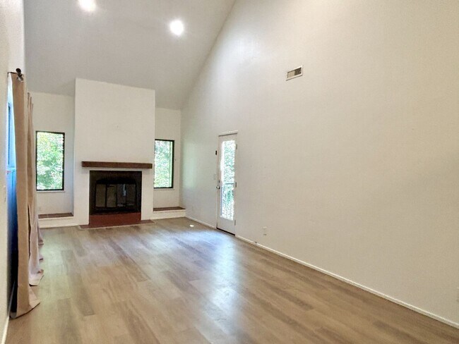 Building Photo - 331 SE 146th Ave