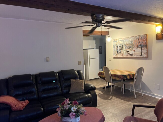 Building Photo - 233 S 4th St