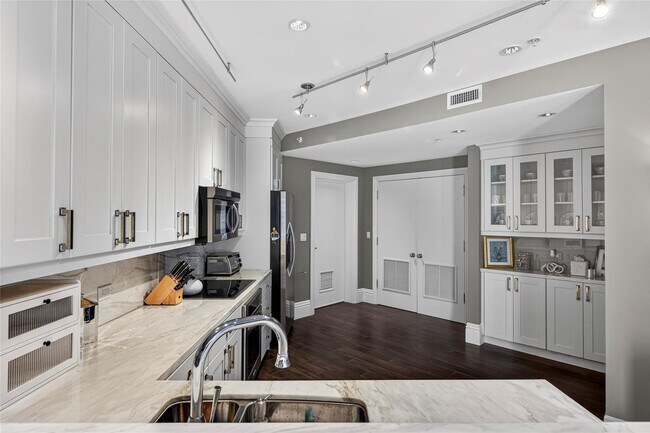 Building Photo - 455 E Palmetto Park Rd