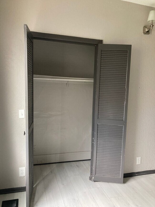 Building Photo - 820-822 HUFFMAN