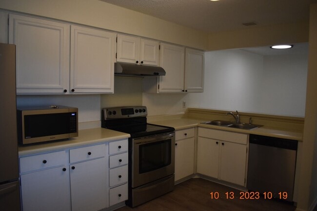 Building Photo - Spacious 3 bedroom Condo - Free Rent until January 2026