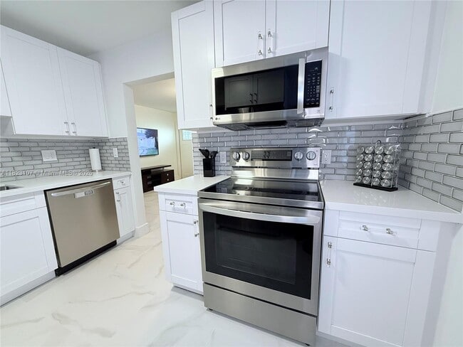 Building Photo - 4117 SW 62nd Ave