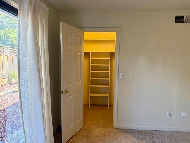 Building Photo - 213 Vía Lantana