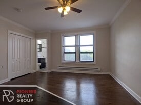 Building Photo - 3340 N Marshfield Ave