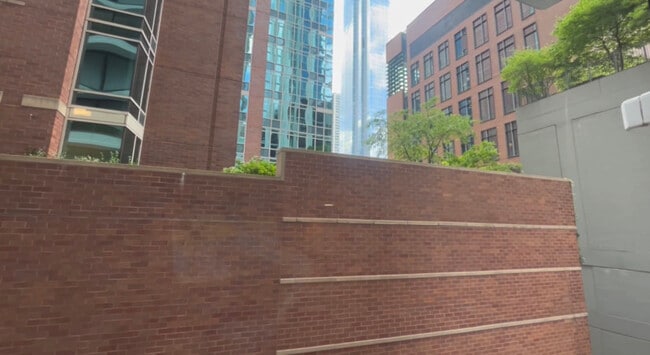 Building Photo - 816 N Dearborn St