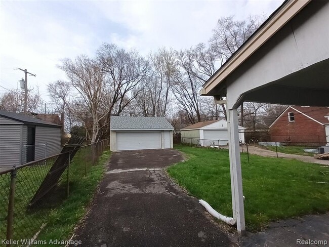 Building Photo - 15345 Sumner