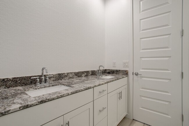 Building Photo - Gorgeous 5 Bedroom Lennar Home built 3 years ago still like new!!!  5 bedrooms in Northern Crossi...