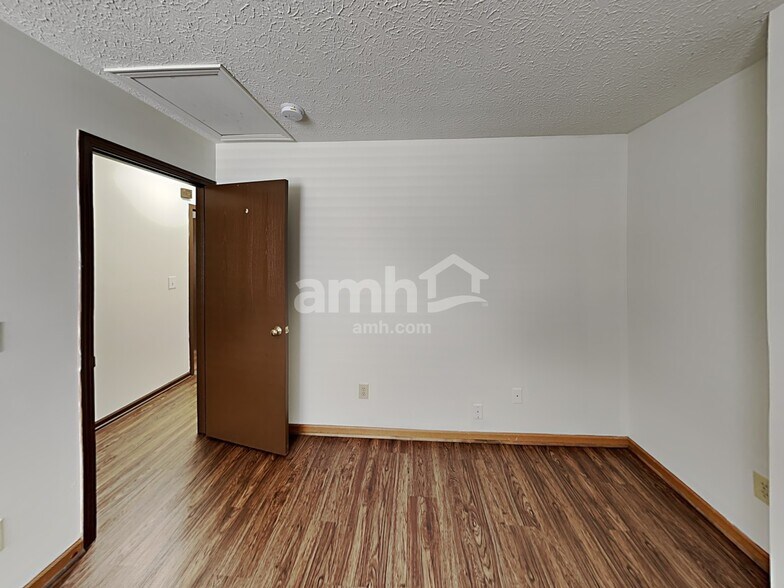 Building Photo - 6687 Jennyann Way