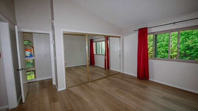 Building Photo - Updated 4BR Townhome in La Jolla Shores He...