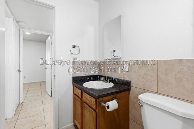 Building Photo - 2245 W Glenrosa Ave