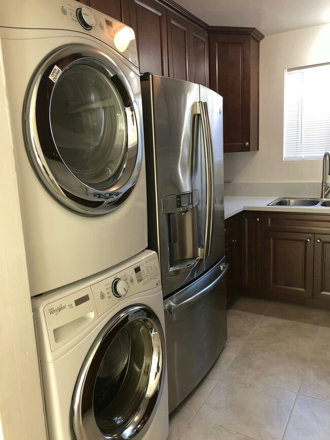 Building Photo - 516-516 N Olive Ave