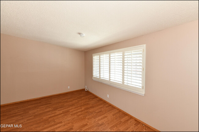 Building Photo - 4640 Larkspur Ct