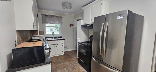 Building Photo - 2229 Oriole Ave