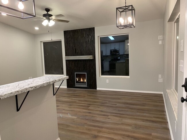 Building Photo - 1 Bedroom/1 Bathroom -- Fantastic Palmer Location!