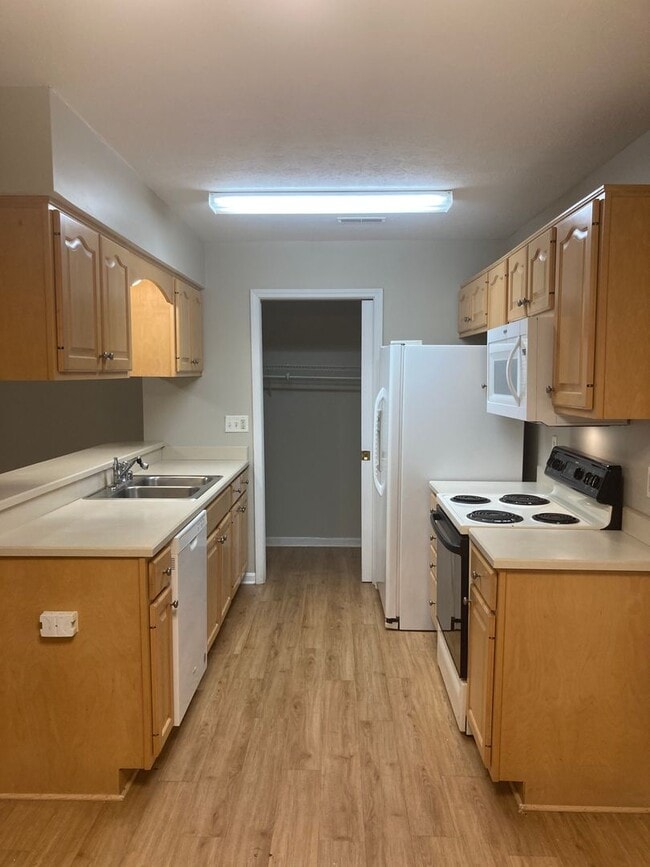 Building Photo - LOCATION LOCATION Location!  Close to Baptist Health Hospital, Shopping, & More