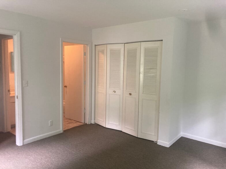 Master bedroom attached bath room - 419 Woodhaven Ct