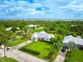 Building Photo - 4811 NE Savannah Rd