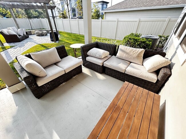 Building Photo - ? Immaculate 4 Bedroom, 3 Bath Home in Sto...
