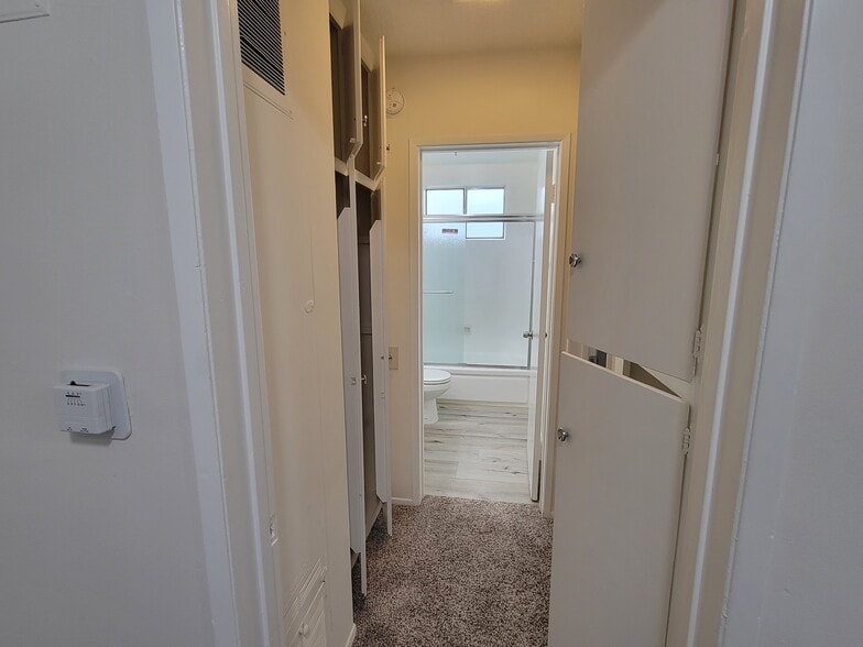 Building Photo - 10917 Blix St