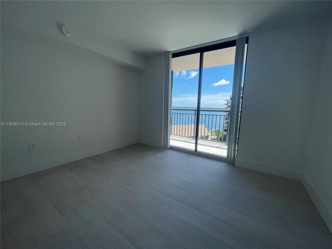 Building Photo - 540 Brickell Key Dr