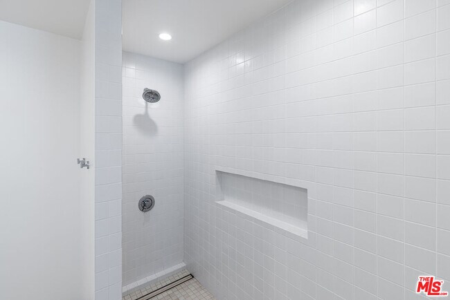 Building Photo - 610 S Van Ness Ave