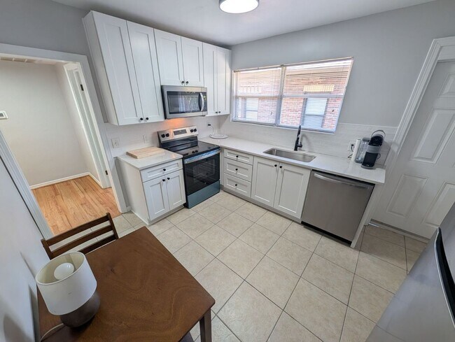 Building Photo - Affordable Sober Living for $200/WEEK