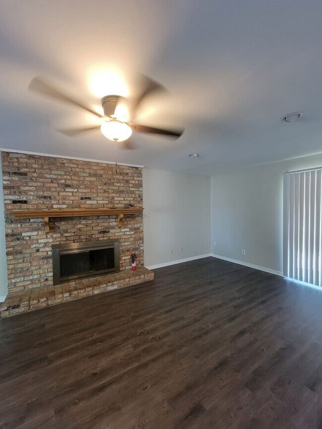 Building Photo - 4 Bedroom 2 bathroom