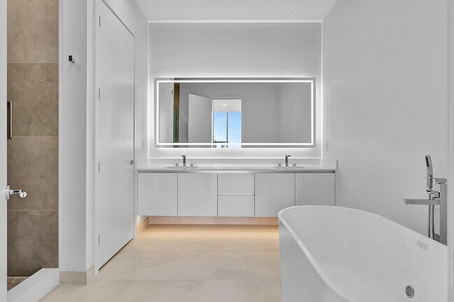 Building Photo - 220 Lake Shore Dr