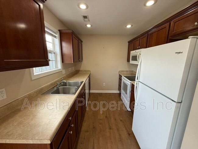 Building Photo - 2121 S Greenwood Dr