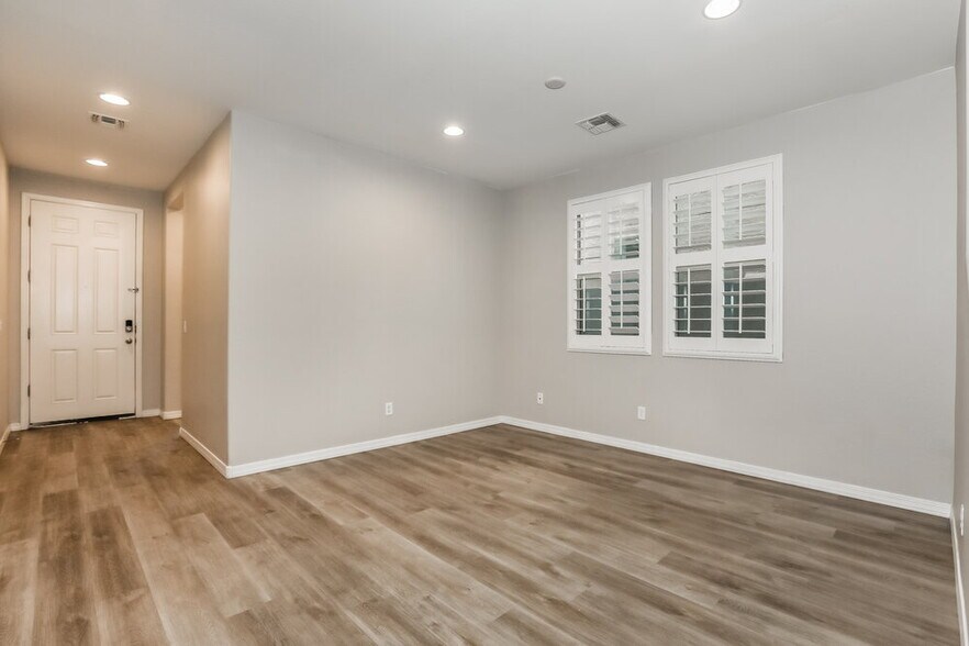 Building Photo - 5637 E Alder Ave