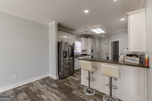 Building Photo - 203 Prestwick Way N