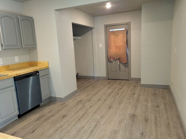 Building Photo - Completely Remodeled and Ready for Move-In