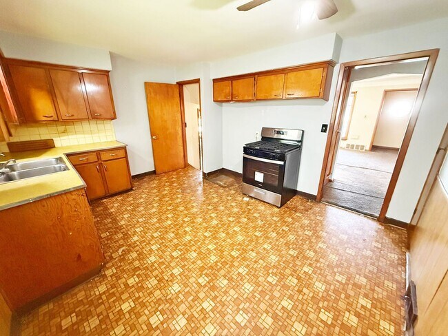 Building Photo - 3 BED 1 BATH BEAUTIFUL SINGLE FAMILY HOME