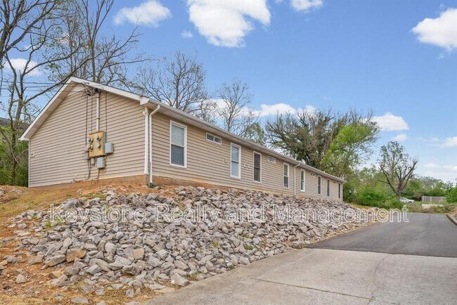 Building Photo - 191-2 Oak St.