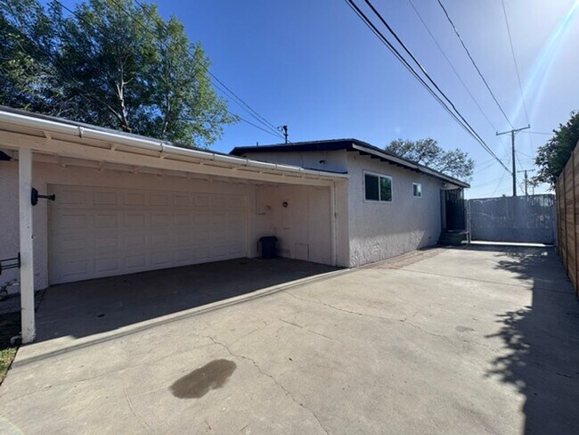 Building Photo - Charming 3-Bedroom Home with 2-Car Garage & Driveway Parking in North Long Beach