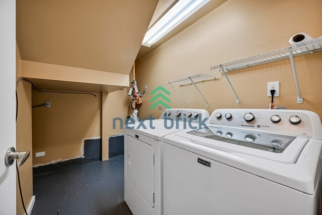 Building Photo - Cozy Retreat in Shoreline – Your Perfect 1,000 sqft Haven