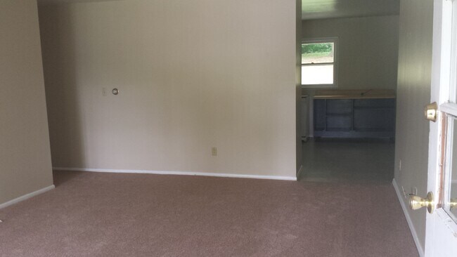 Building Photo - 3301 N Valleyview Dr